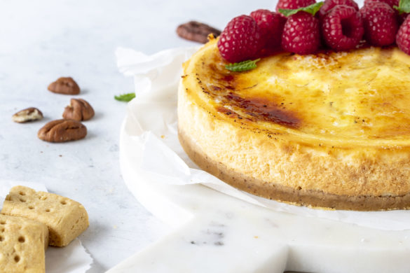 Einfaches Cheesecake Brûlée Rezept mit Shortbread Keksboden backen Käsekuchen Creme Brulee #brulee #cheesecake #käsekuchen #backen #cake #kuchen | Emma´s Lieblingsstücke