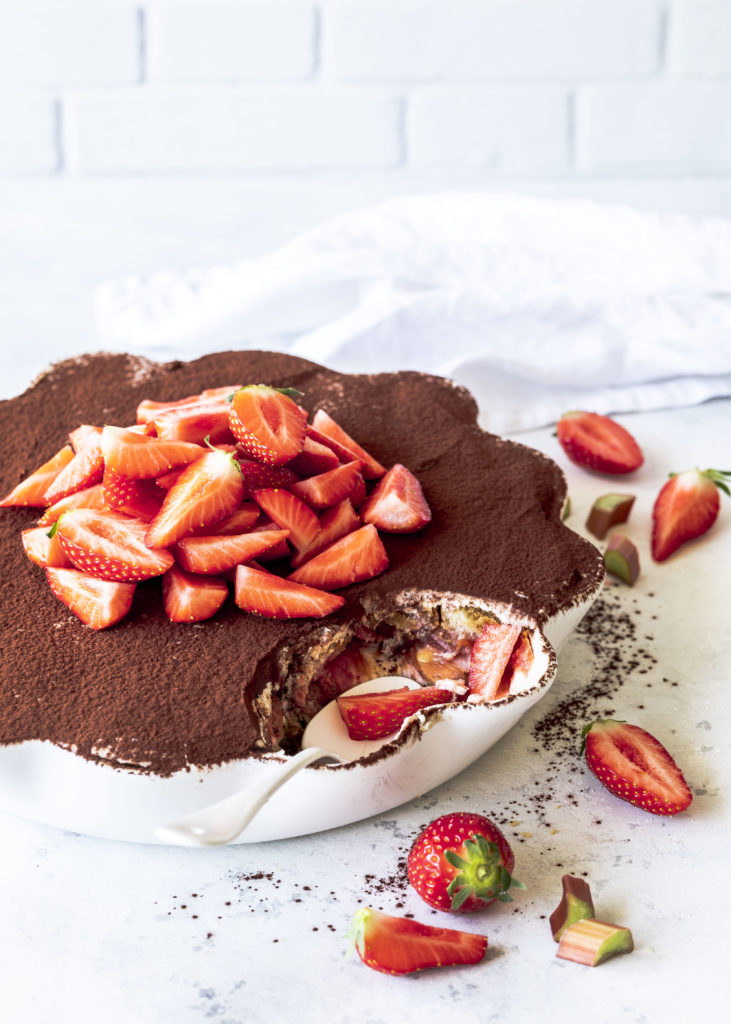 Einfaches Rhabarber Erdbeer Tiramisu Rezept ohne Ei Dessert Löffelbiskuits #tiramisu #dessert #rhabarber #rhubarb #erdbeeren #dessertinajar | Emma´s Lieblingsstücke