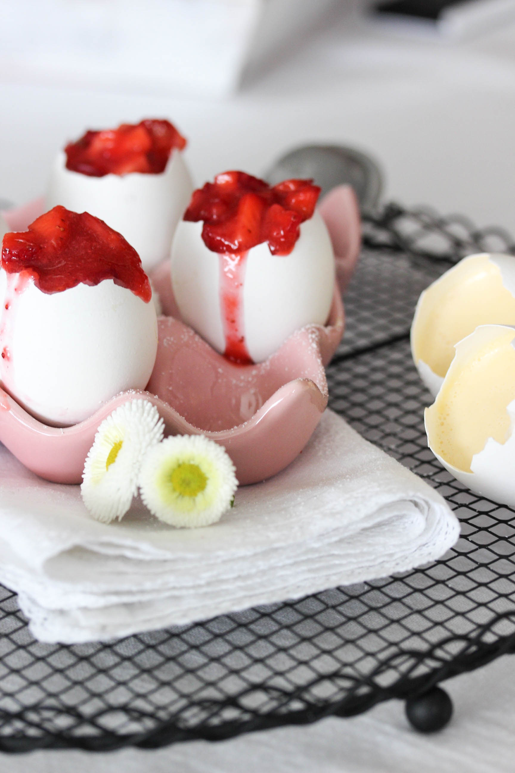 Einfaches Eierlikör Panna Cotta Rezept mit Erdbeeren Leckeres Dessert zu Ostern Dessert in Eierschalen #pannacotta #erdbeeren #ostern #dessert Backblog Foodfotografie Foodblog | Emma´s Lieblingsstücke