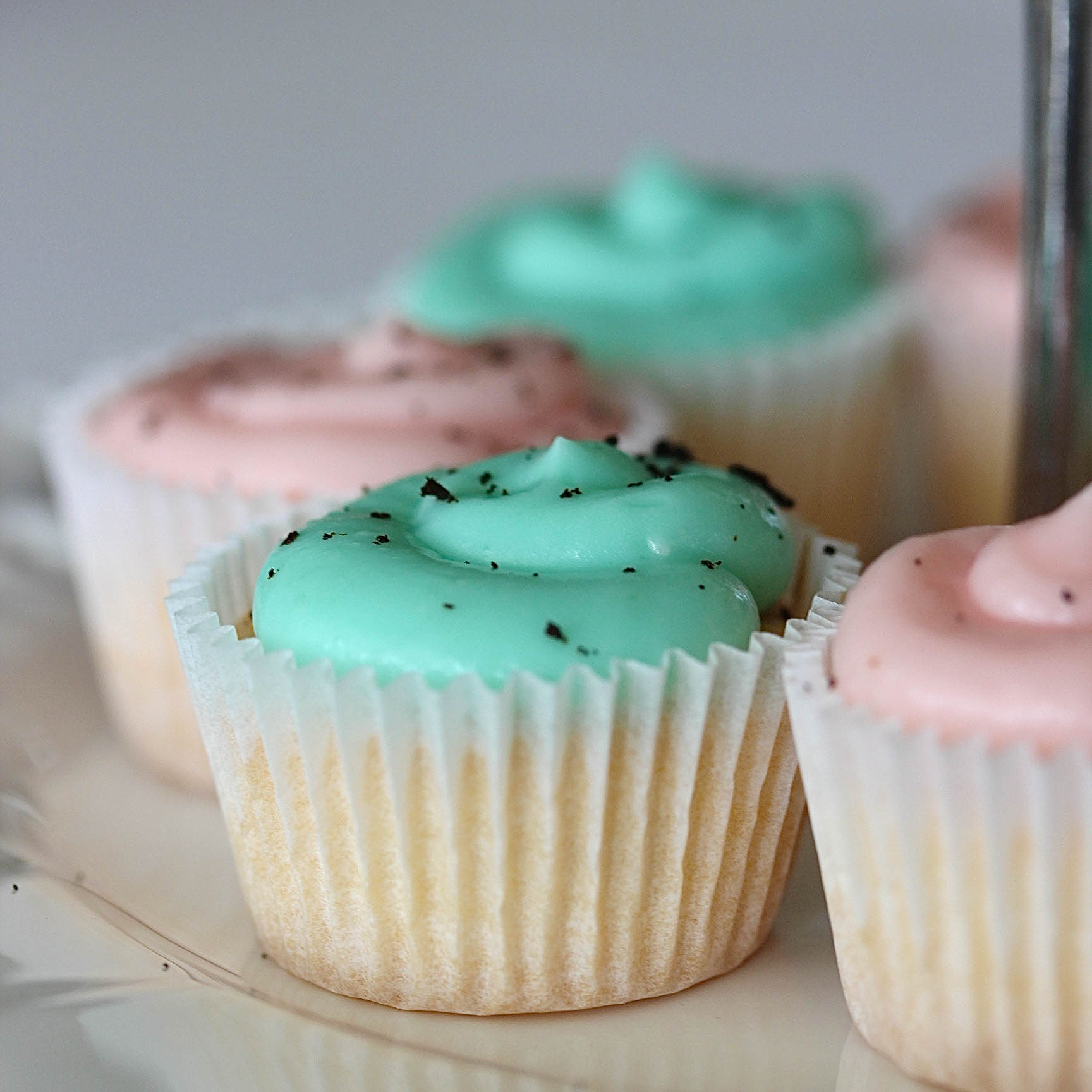 Süße Mini Vanille Cupcakes mit pastelligem Frosting Rezept Ostern Babyparty Babyshower Kindergeburtstag backen #cupcakes #ostern #babyshower #kindergeburtstag Backblog Foodfotografie Foodblog | Emma´s Lieblingsstücke