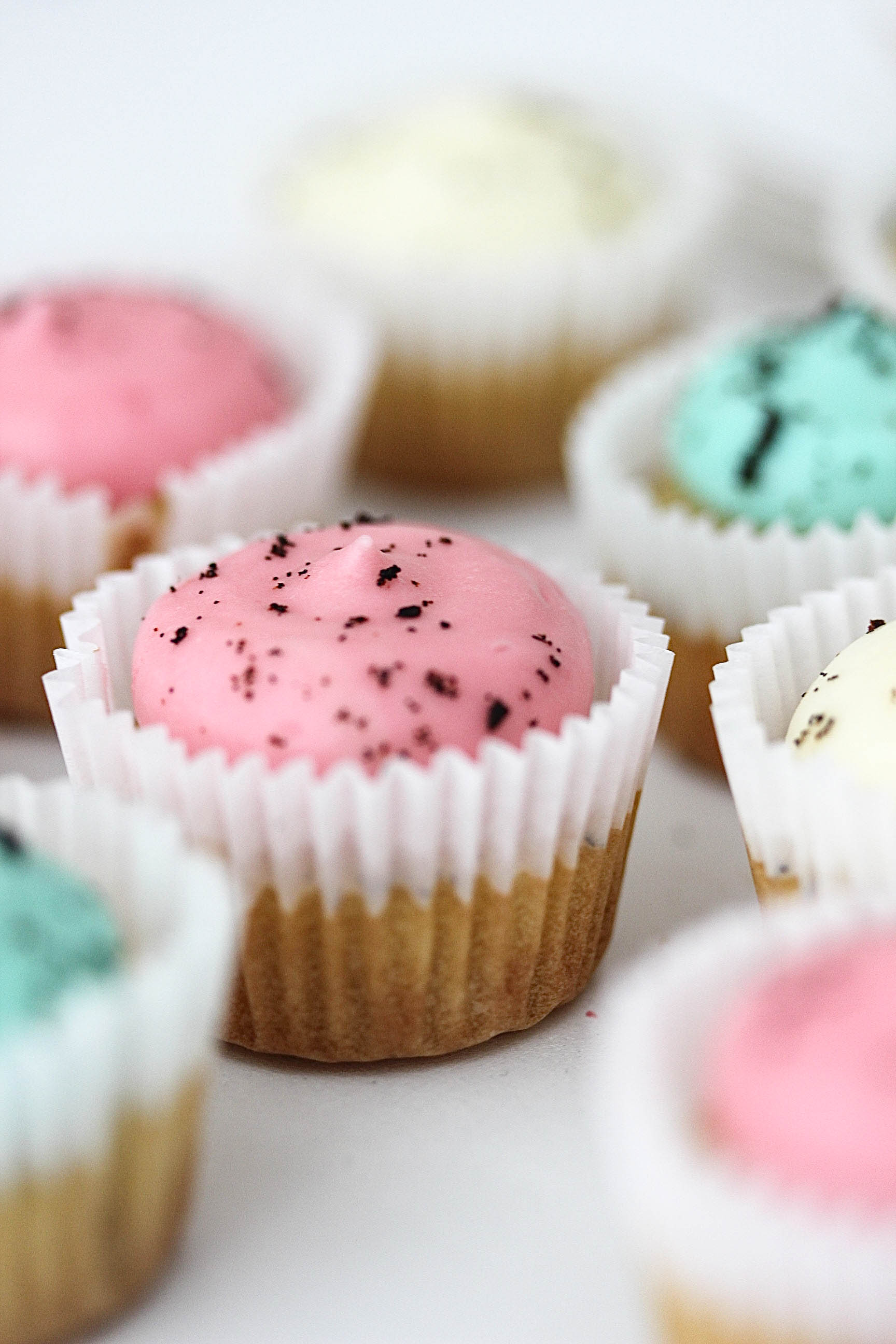 Süße Mini Vanille Cupcakes mit pastelligem Frosting Rezept Ostern Babyparty Babyshower Kindergeburtstag backen #cupcakes #ostern #babyshower #kindergeburtstag Backblog Foodfotografie Foodblog | Emma´s Lieblingsstücke