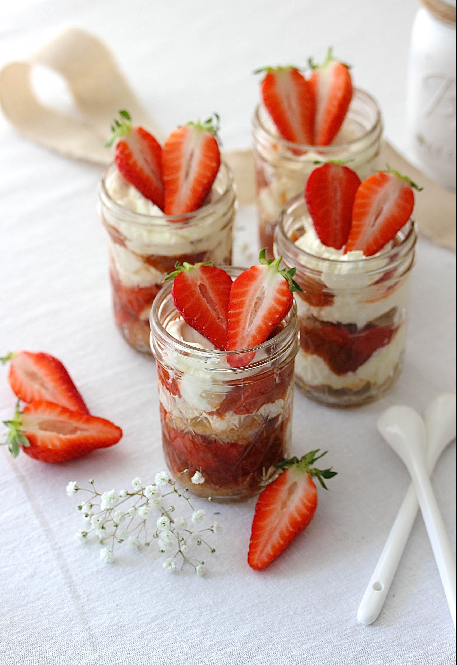 Einfaches Rhabarber Erdbeer Tiramisu Rezept Dessert im Glas Löffelbiskuits #tiramisu #dessert #rhabarber #rhubarb #erdbeeren #dessertinajar | Emma´s Lieblingsstücke