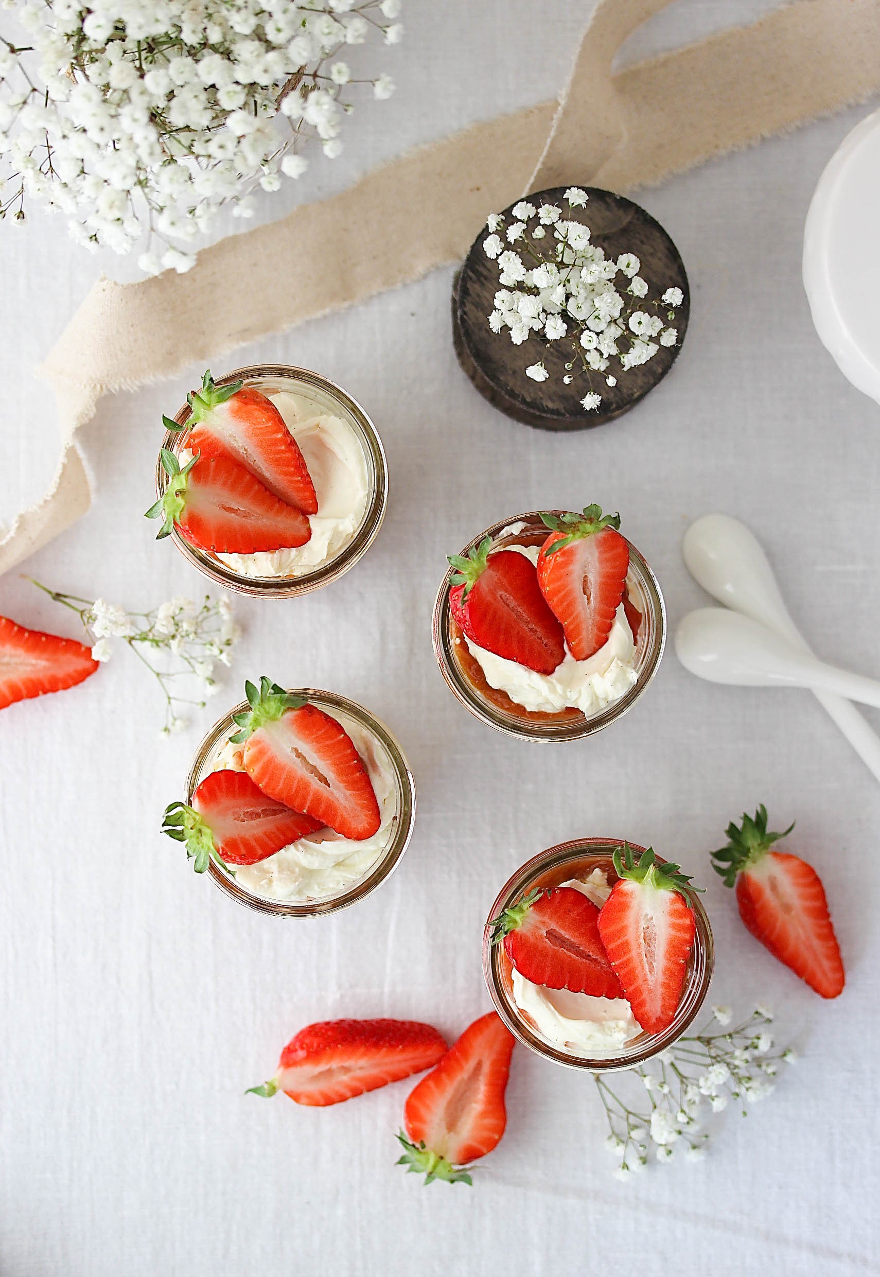 Einfaches Rhabarber Erdbeer Tiramisu Rezept Dessert im Glas Löffelbiskuits #tiramisu #dessert #rhabarber #rhubarb #erdbeeren #dessertinajar | Emma´s Lieblingsstücke