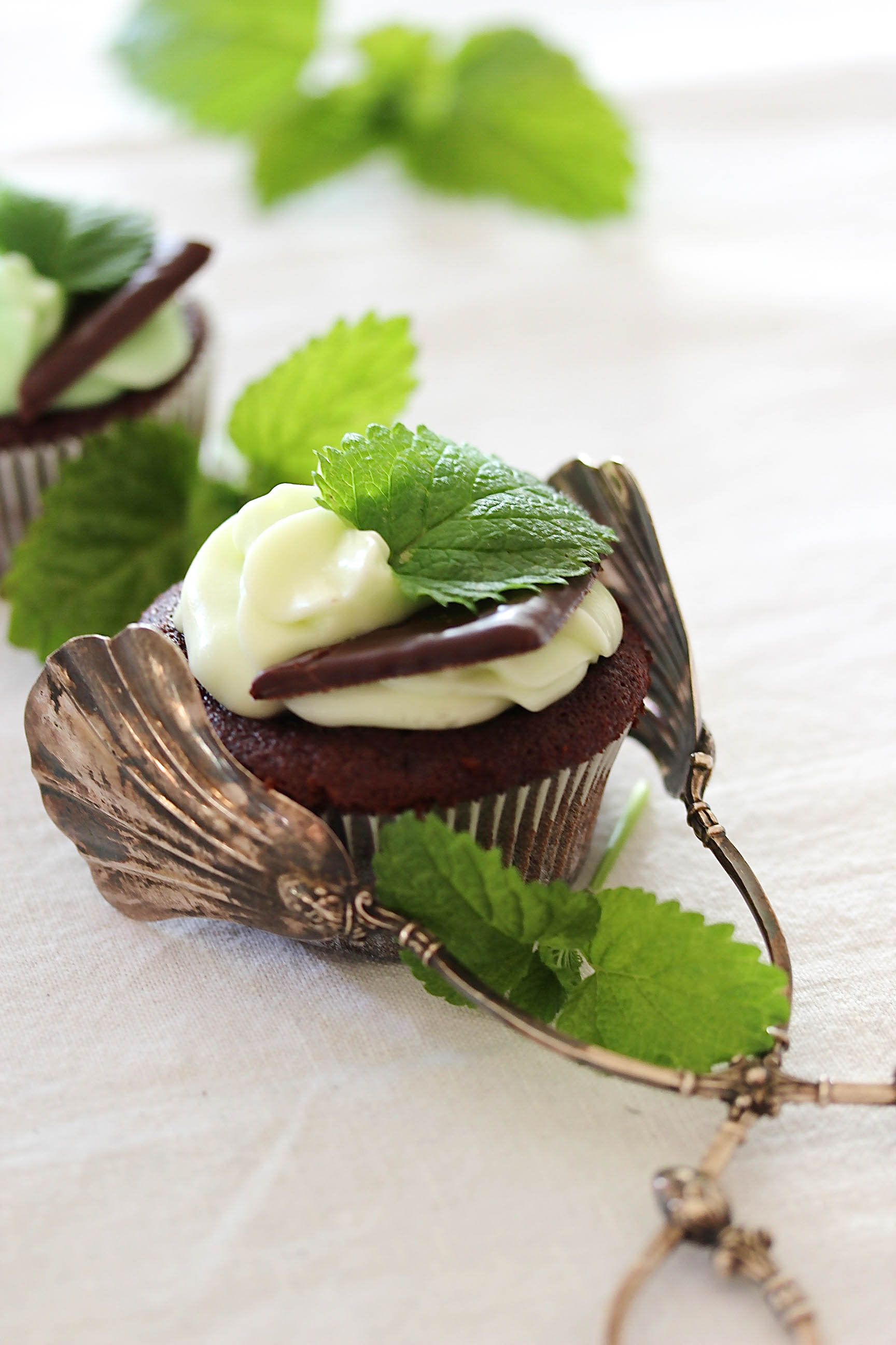 After Eight Cupcakes Rezept mit Minz Schokolade backen Backlog Foodfotografie recipe mint cupcakes #aftereight #cupcakes #chocolate #minze #mintcupcakes | Emma´s Lieblingsstücke