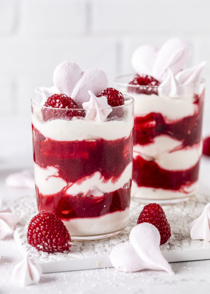 Ein Rezept für Eton Mess mit Tonkabohnen Joghurt und Himbeeren zum Valentinstag mit Meringueherzen Baiserherzen #etonmess #baiser #dessert #nachtisch #valentinsday | Emma´s Lieblingsstücke