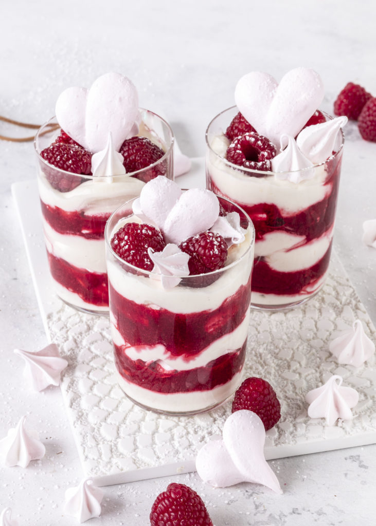 Ein Rezept für Eton Mess mit Tonkabohnen Joghurt und Himbeeren zum Valentinstag mit Meringueherzen Baiserherzen #etonmess #baiser #dessert #nachtisch #valentinsday | Emma´s Lieblingsstücke