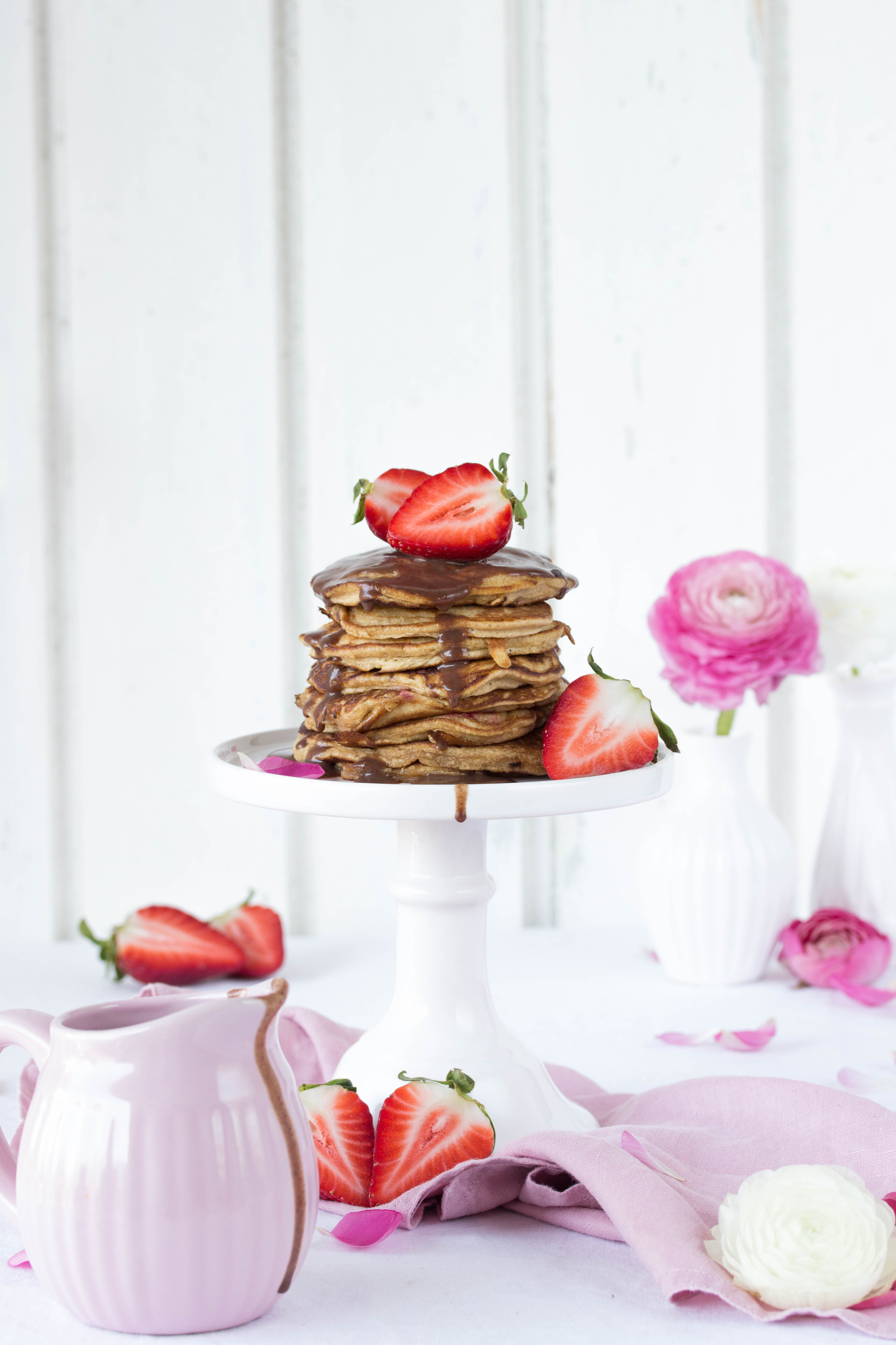 Dinkel Pancakes mit Kokosblütenzucker und Erdbeeren-2