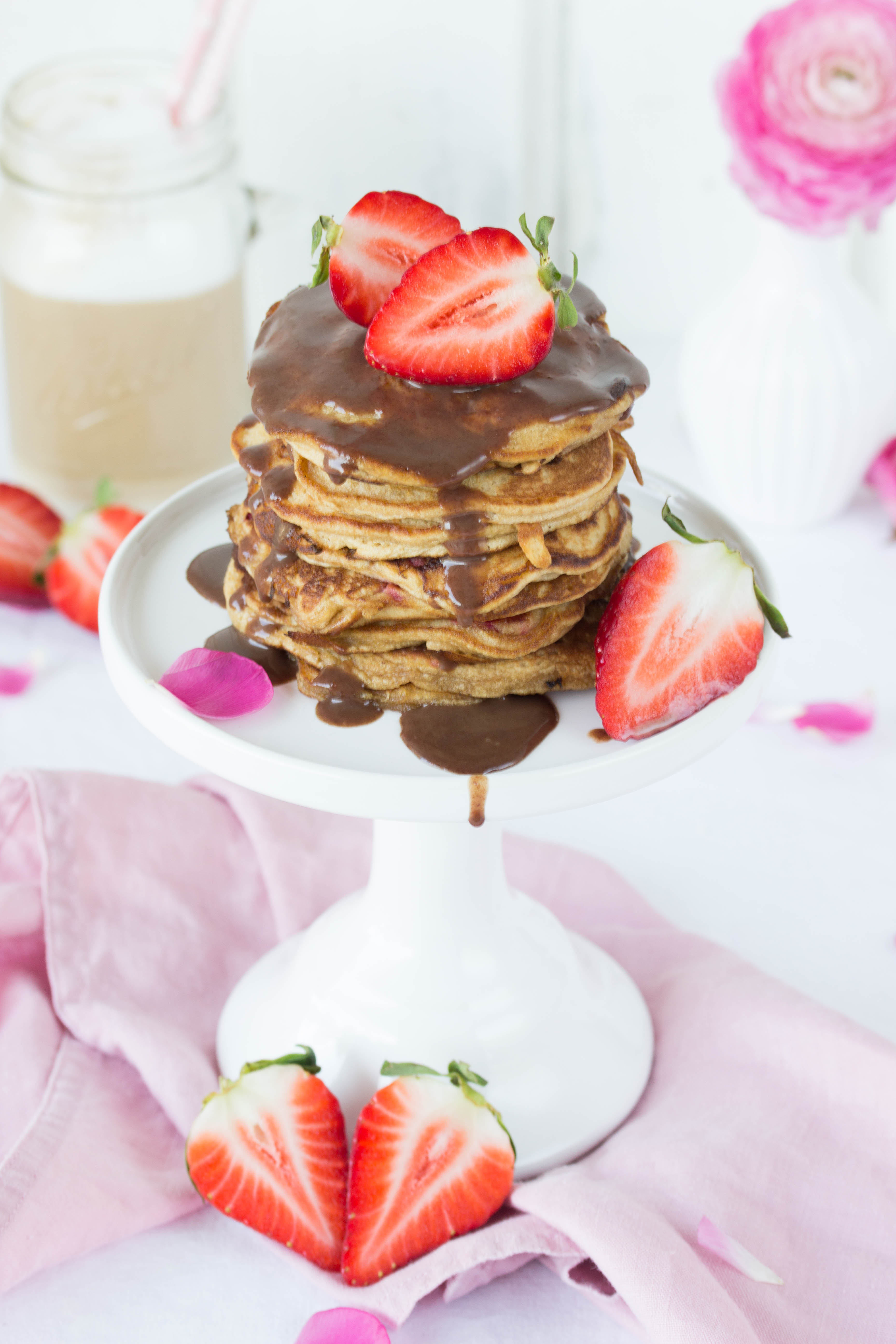 Dinkel Pancakes mit Kokosblütenzucker und Erdbeeren-3