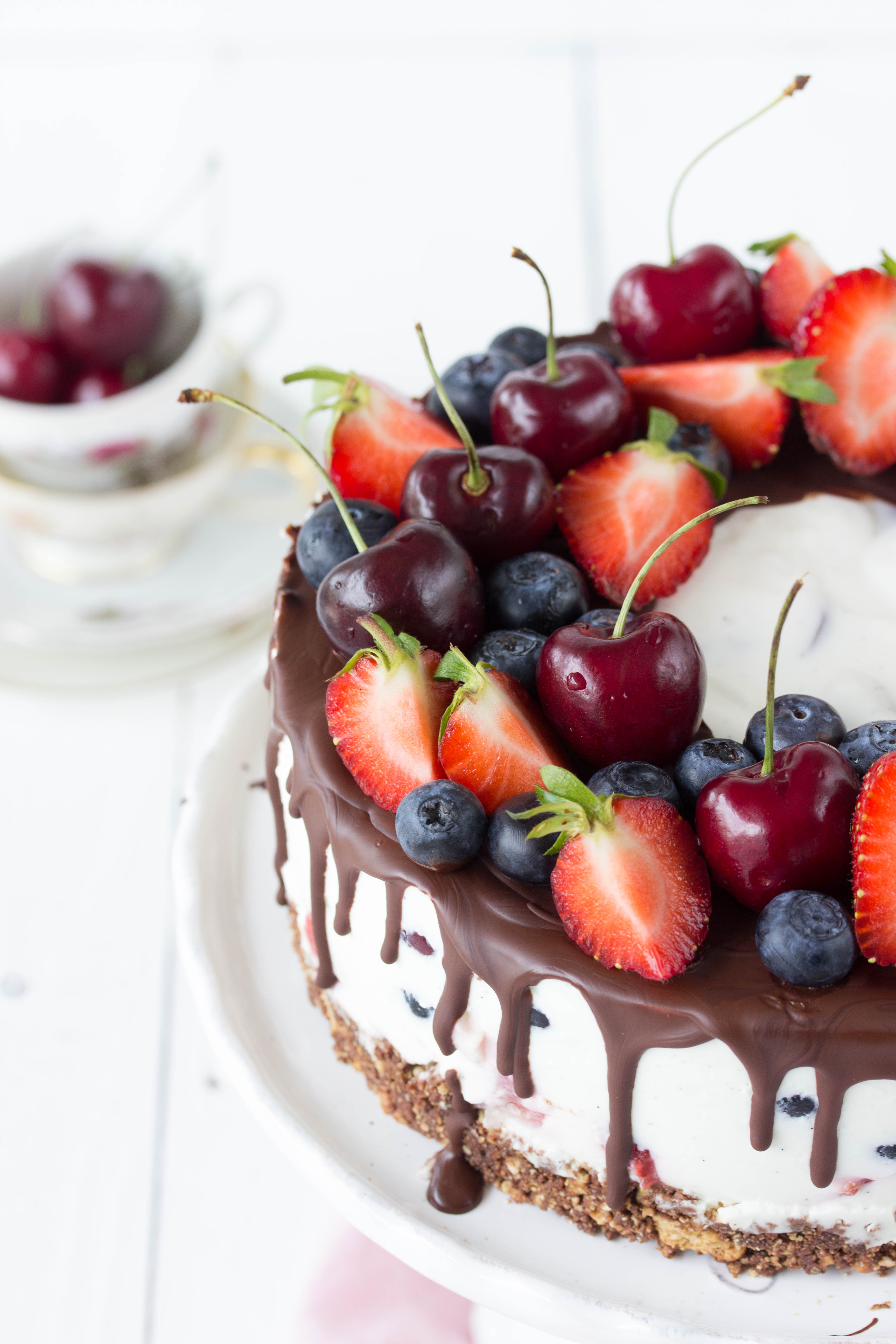 Beeren Drip Cake: Rezept ohne Backen mit Erdbeeren, Blaubeeren, Himbeeren und Kirschen #Torte #ohnebacken #cake #Beeren #Dripcake | Emma´s Lieblingsstücke