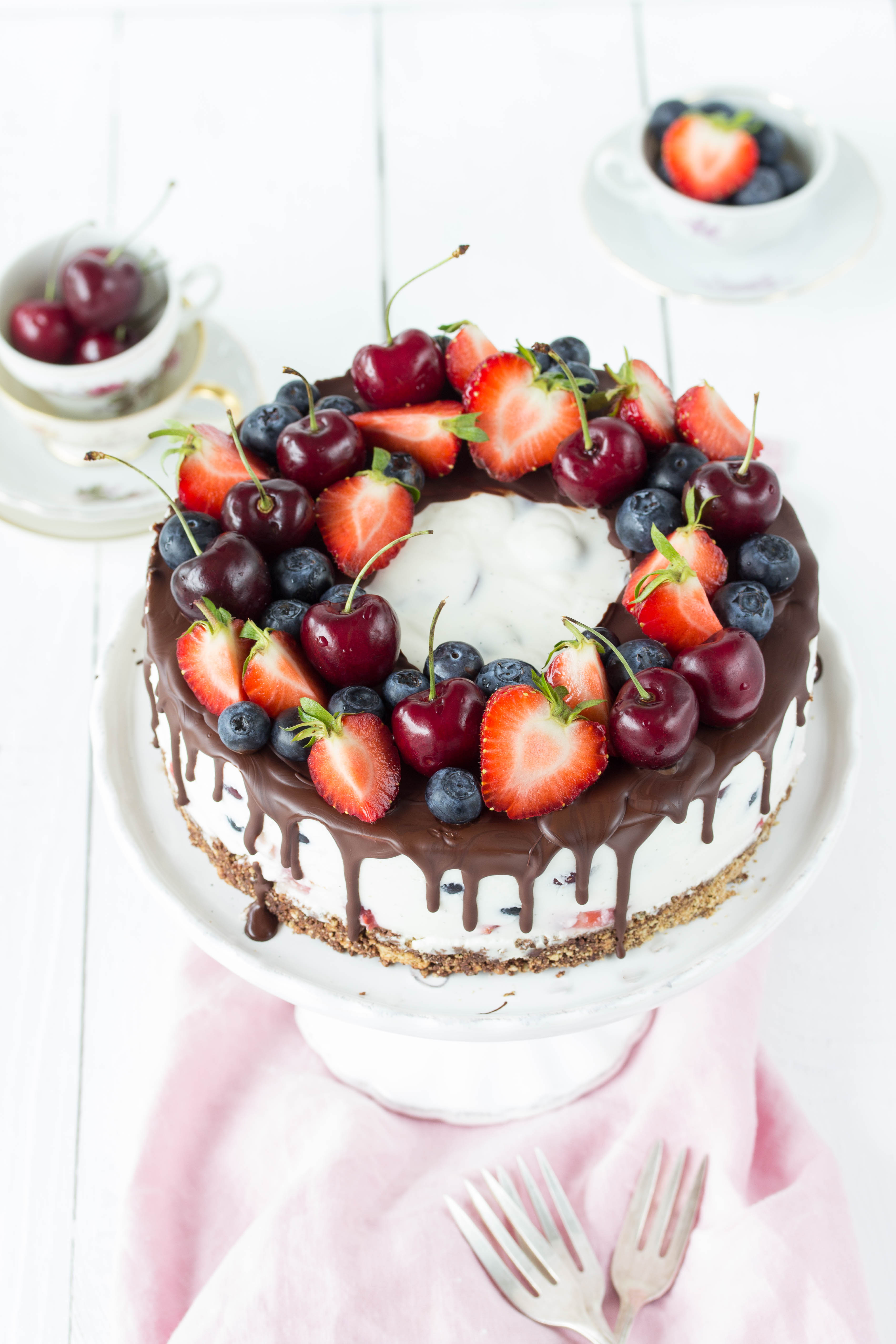 Beeren Drip Cake: Rezept ohne Backen mit Erdbeeren, Blaubeeren, Himbeeren und Kirschen #Torte #ohnebacken #cake #Beeren #Dripcake | Emma´s Lieblingsstücke