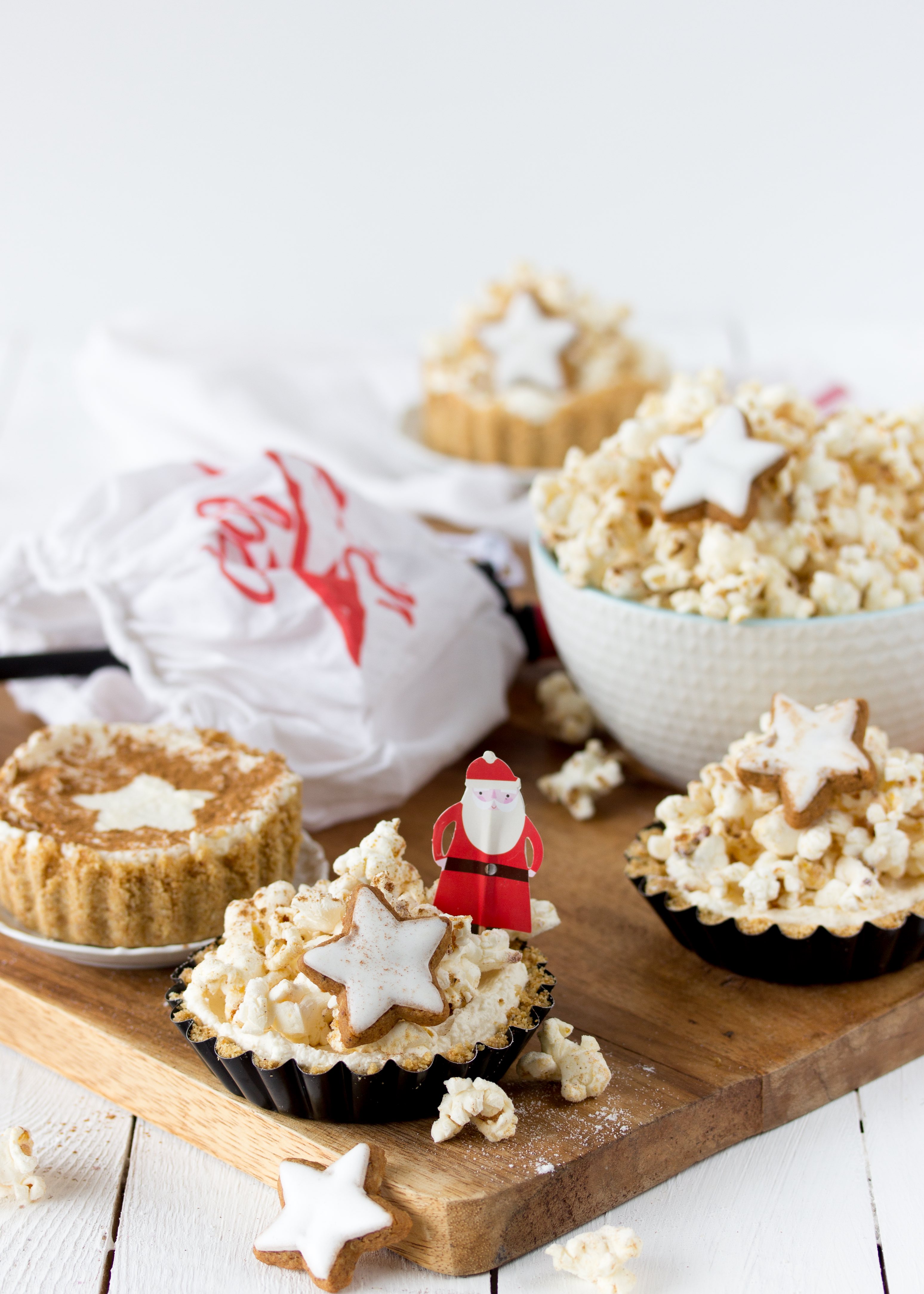 Ein Rezept für leckere Zimtstern Cheesecake Tartelettes mit Popcorn #Weihnachten #christmas #backen 