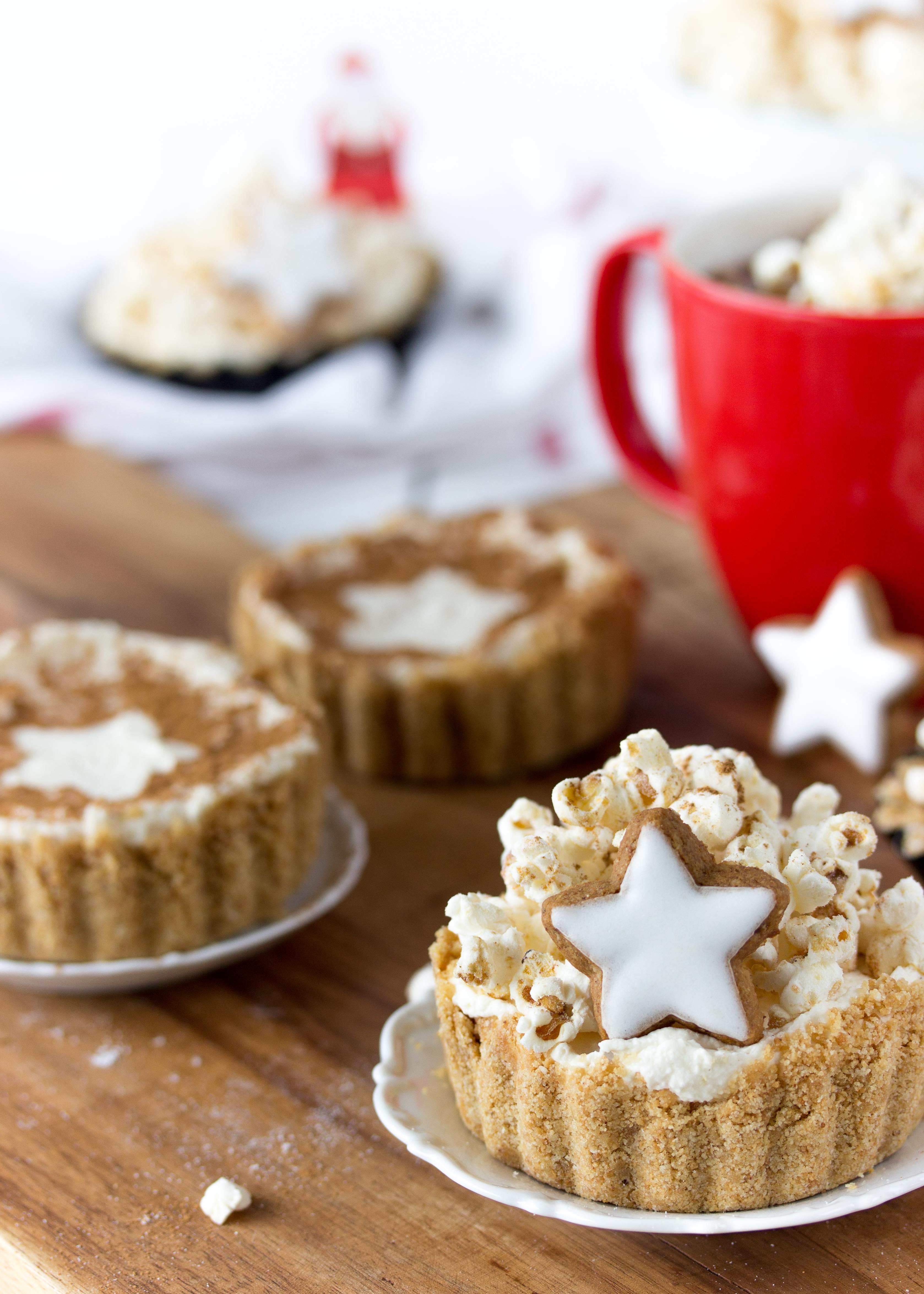 Ein Rezept für leckere Zimtstern Cheesecake Tartelettes mit Popcorn #Weihnachten #christmas #backen 
