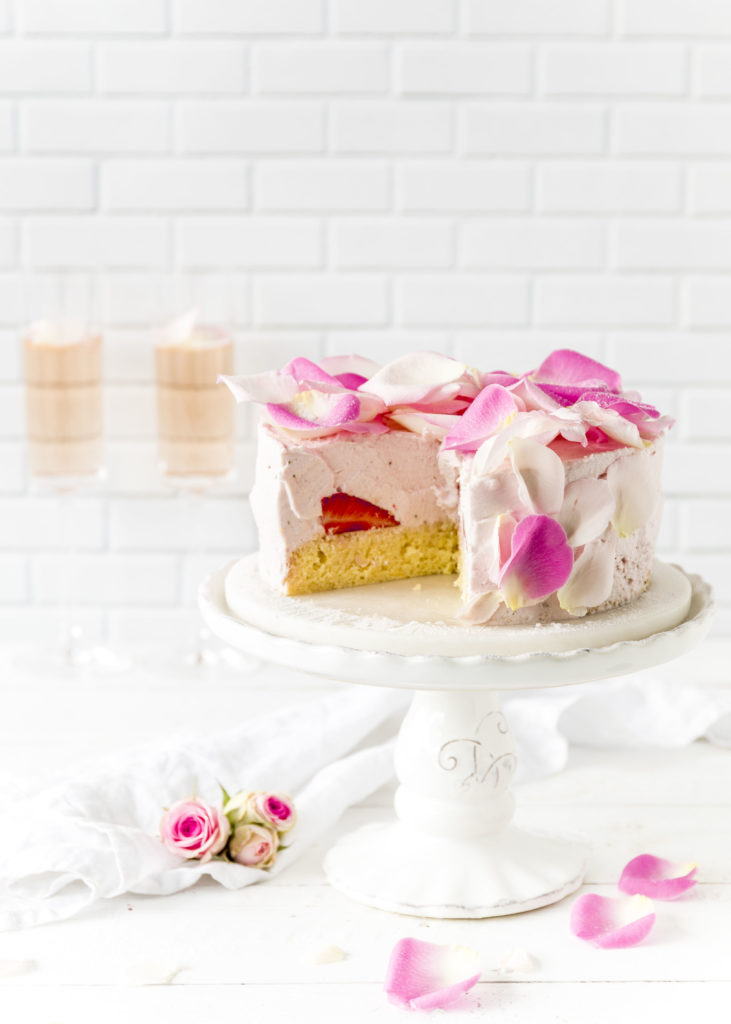 Rezept: Erdbeer Sekt Torte zum Muttertag mit Rosenblüten backen #muttertag #sekt #torte #mothersday #backen #erdbeeren #cake fluffiger Biskuit | Emma´s Lieblingsstücke