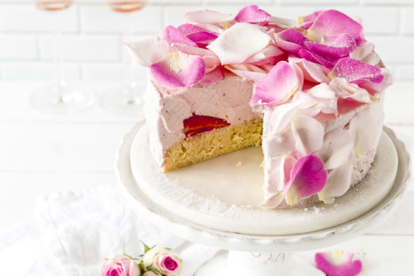 Rezept: Erdbeer Sekt Torte zum Muttertag mit Rosenblüten backen #muttertag #sekt #torte #mothersday #backen #erdbeeren #cake fluffiger Biskuit | Emma´s Lieblingsstücke