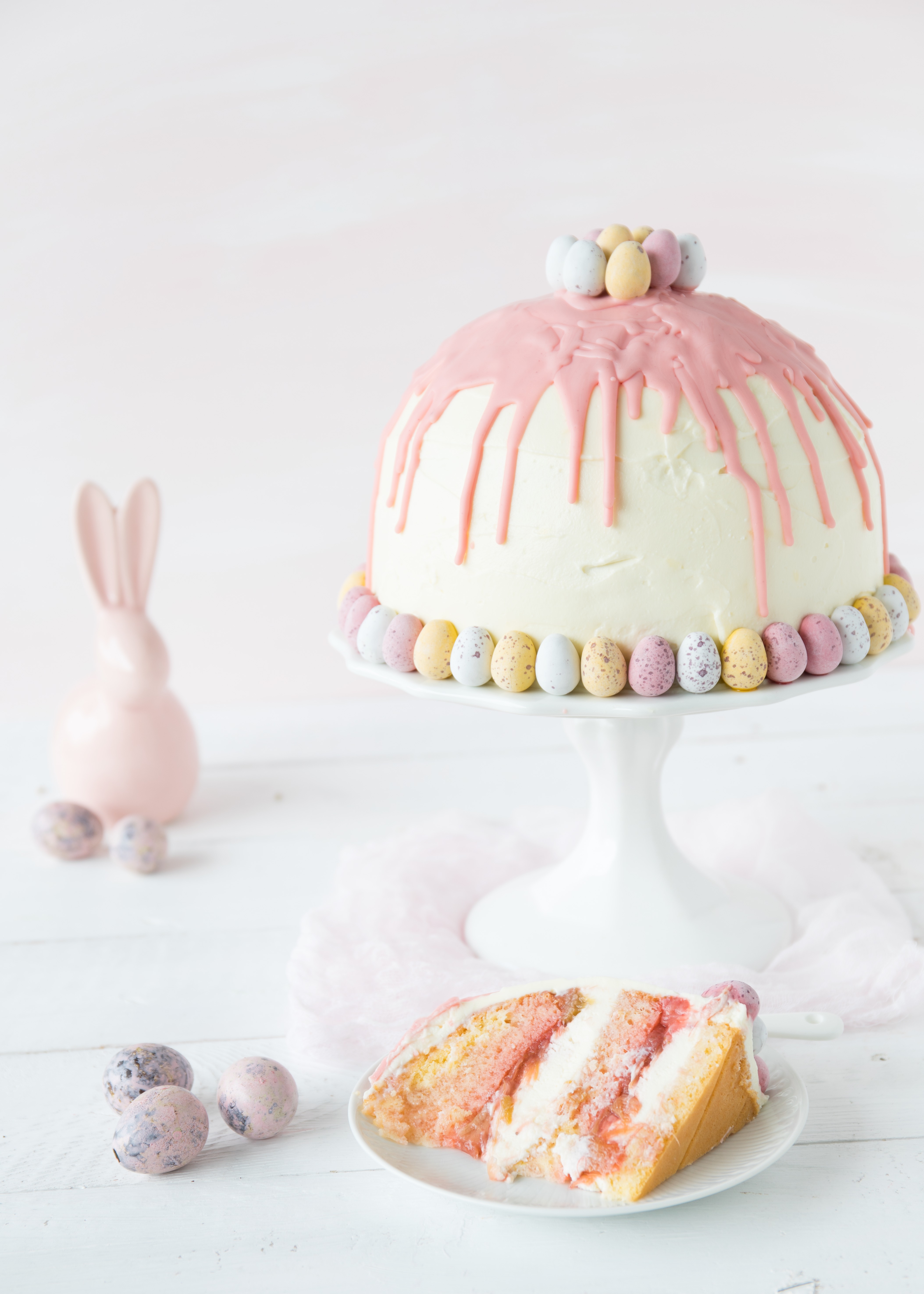 Kuppeltorte Rezept zu Ostern mit Erdbeeren Rhabarber Kuppeltorte backen #ostern #easter #cake #torte #dripcake | Emma´s Lieblingsstücke