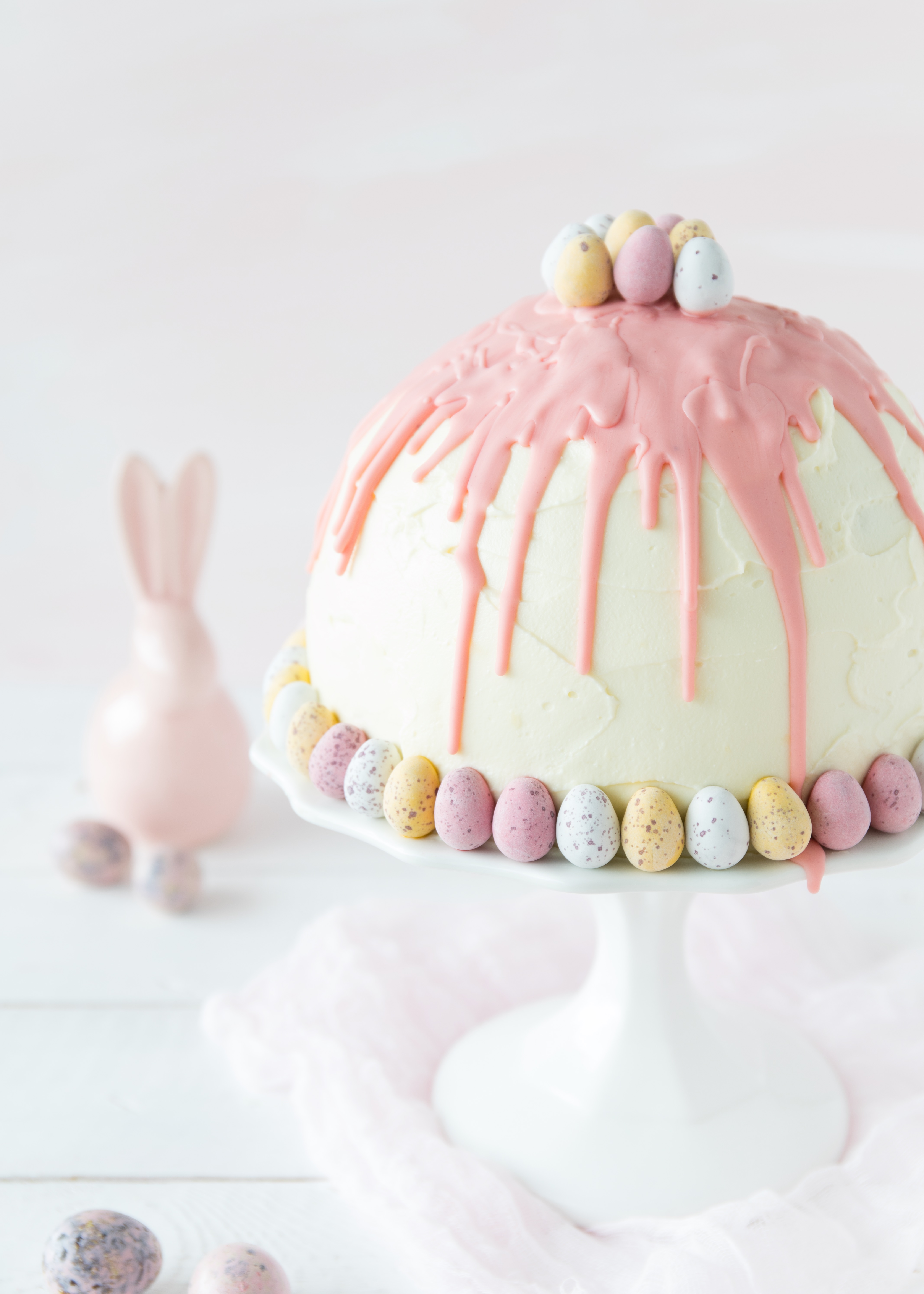 Kuppeltorte Rezept zu Ostern mit Erdbeeren Rhabarber Kuppeltorte backen #ostern #easter #cake #torte #dripcake | Emma´s Lieblingsstücke