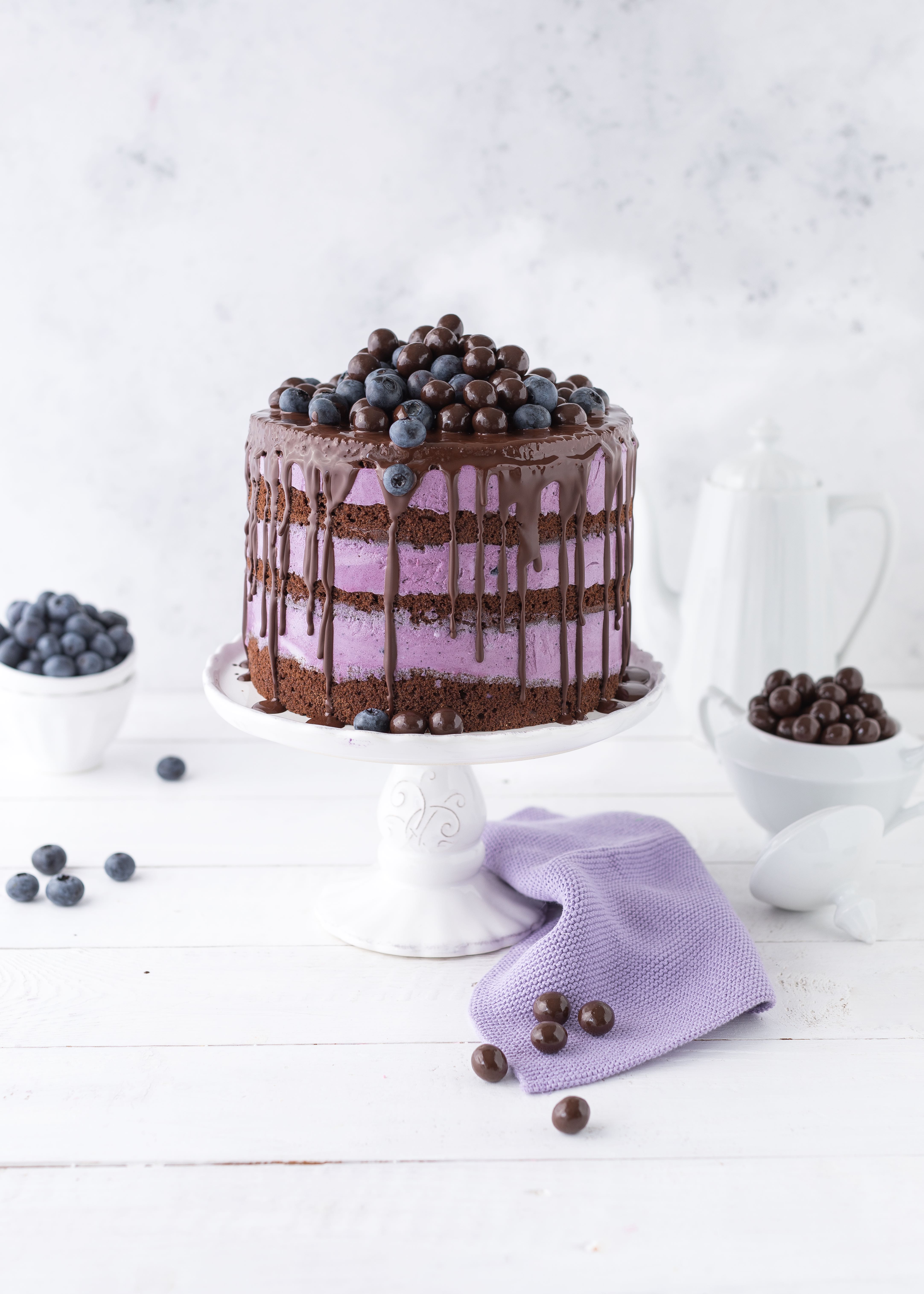 Blaubeer Schoko Layer Cake mit Schokoladen, Heidelbeeren und Schoko Drip backen Emmas Lieblingsstücke