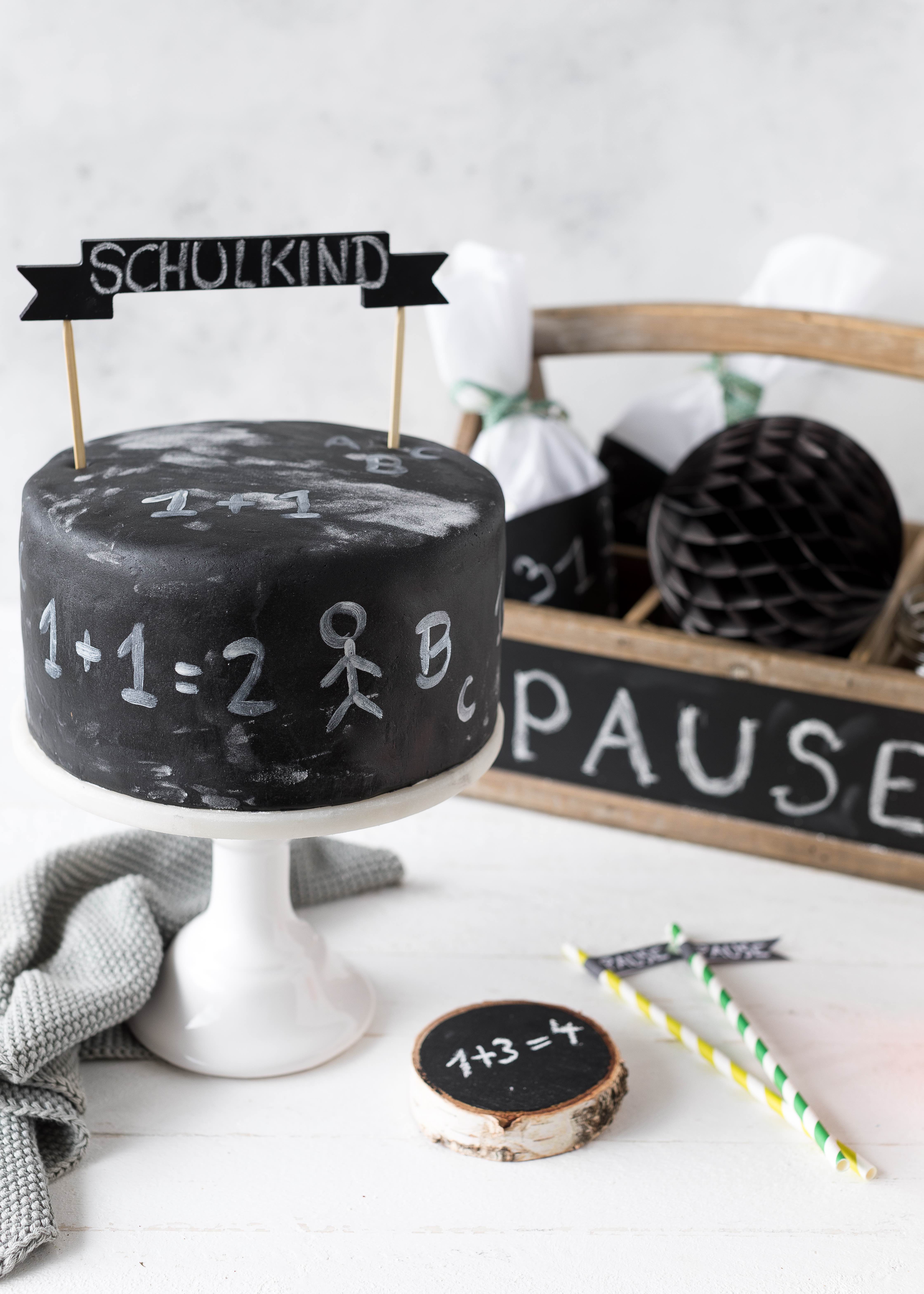 Chalkboard Torte zur Einschulung backen. Die Torte in Tafeloptik passt wunderbar zum 1. Schultag oder auch Ende der Studienzeit. #chalkboard #einschulung #torte #schule #diy Emmas Lieblingsstücke