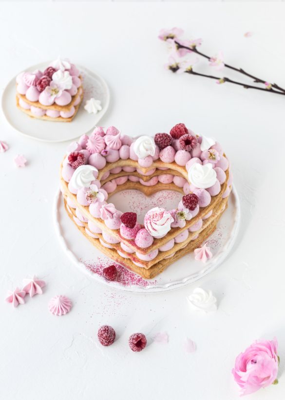 Mille Feuille Letter Cake Rezept zum Muttertag Valentinstag Herztorte backen #numbercake #lettercake #herztorte #valentinsday #muttertag #valentinstag | Emma´s Lieblingsstücke