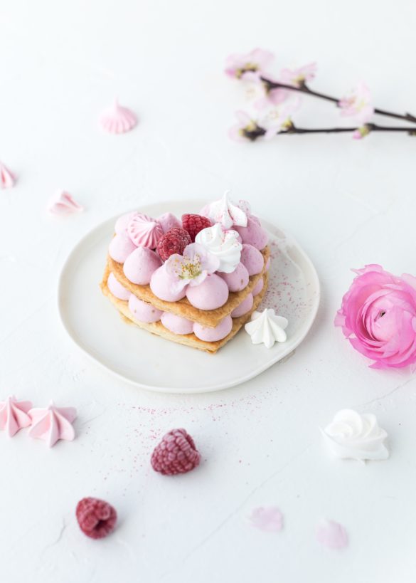 Mille Feuille Letter Cake Rezept zum Muttertag Valentinstag Herztorte backen #numbercake #lettercake #herztorte #valentinsday #muttertag #valentinstag | Emma´s Lieblingsstücke