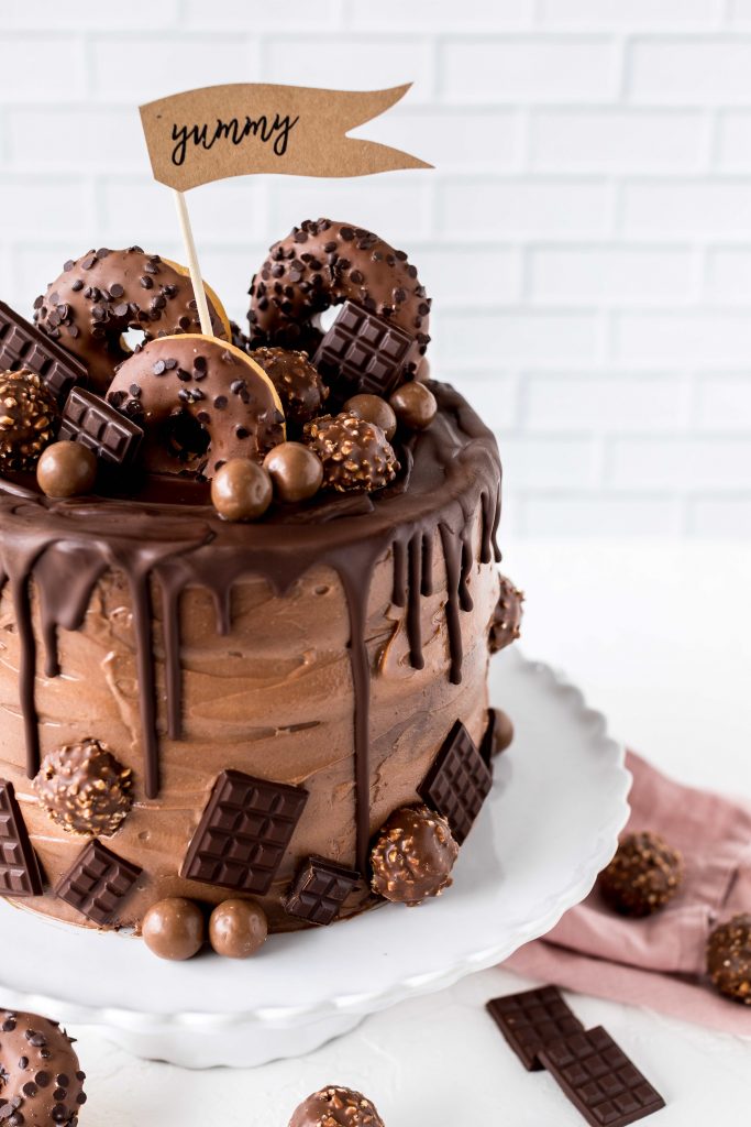 Rezept Nutella Drip Cake mit Schokoladendeko. Saftig, schokoladig, lecker. Emmas Lieblingsstücke