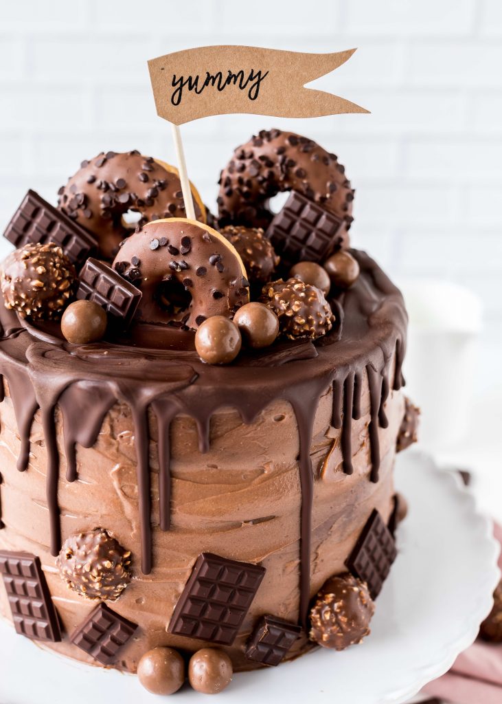 Rezept Nutella Drip Cake mit Schokoladendeko. Saftig, schokoladig, lecker. Emmas Lieblingsstücke