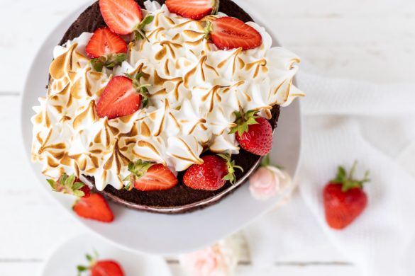 Rezept: Erdbeer Schokoladen Doppeldecker Torte mit Baiser backen #torte #erdbeeren #schokolade #strawberry #cake #backen | Emma´s Lieblingsstücke