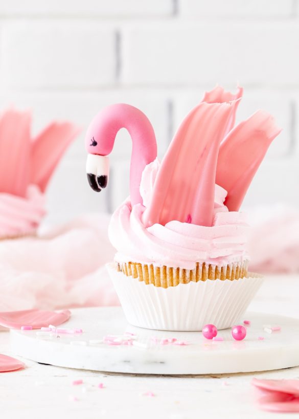 Flamingo Cupcakes Rezept Tropical backen brushstrokes #cupcake #backen #flamingo #brushstroke | Emma´s Lieblingsstücke