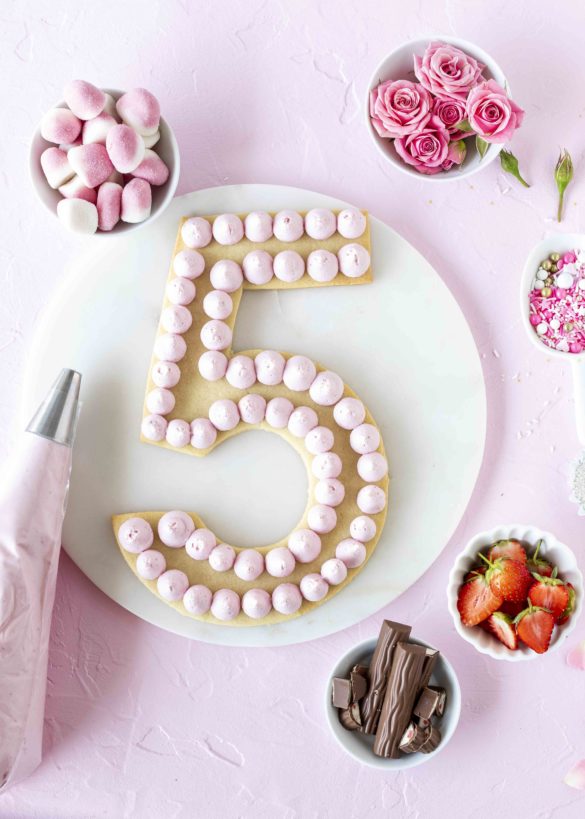 Candy Number Cake Rezept Lettercake Cream Trat Zahlentorte Geburtstagstorte Kuchentrend 2018 Kekstorte backen #lettercake #numbercake #cake #trend Geburtstagstorte | Emma´s Lieblingsstücke