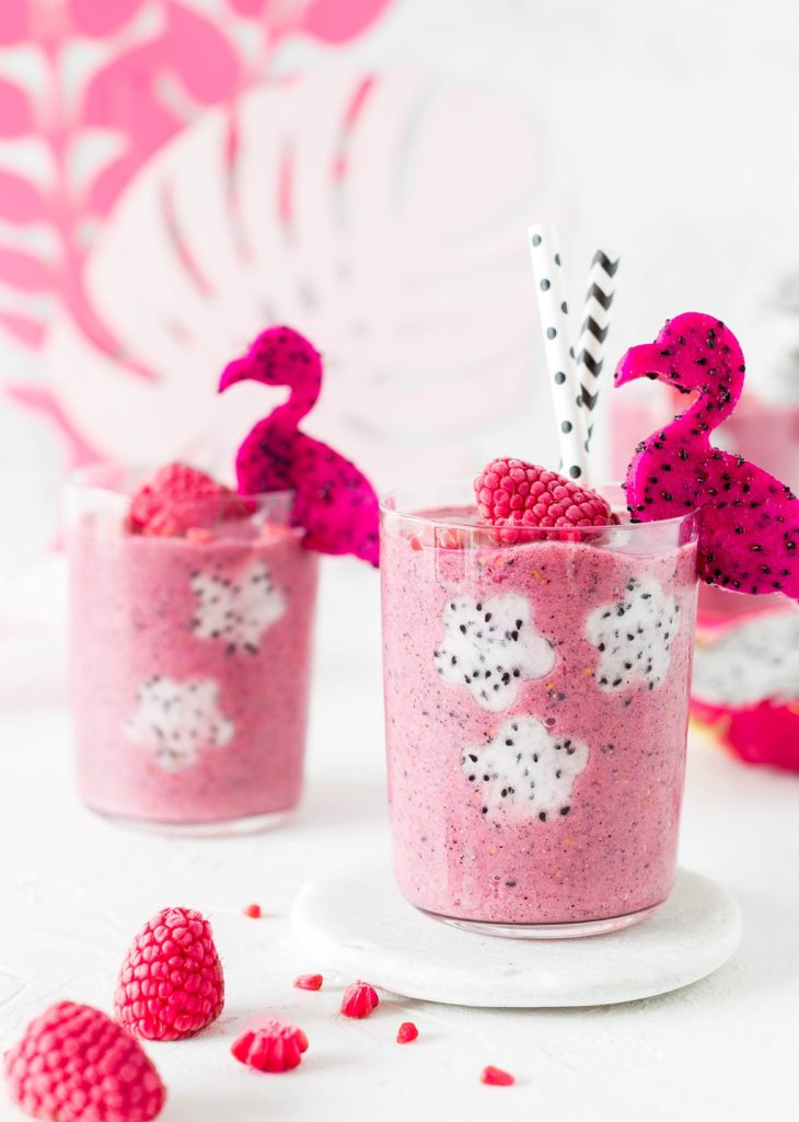 Pink Dragonfruit Smoothie aus Tropical Party Backbuch Sommer Ananas Wassermelone #Ananas #Kaktus #tropical #backbuch #backen #tropicalparty | Emma´s Lieblingsstücke