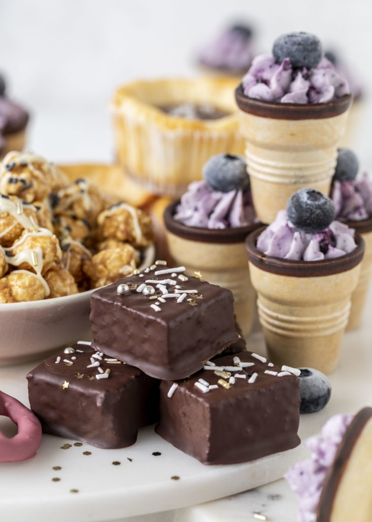 Grazing Board Sweet Silvester Candy Cheesecake Minis #silvester #backen #kuchen #party