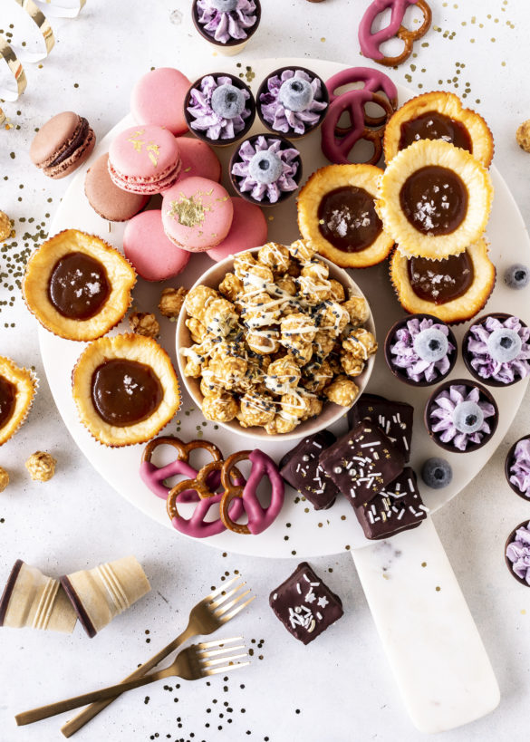Grazing Board Sweet Silvester Candy Cheesecake Minis #silvester #backen #kuchen #party