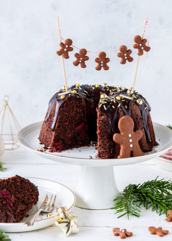 Leckeres Rezept für einen Lebkuchen Gugelhupf mit Glühweinkirschen lecker backen Weihnachten Schokolade #chocolate #bundtcake #christmas #gugelhupf #rührkuchen #kirschen Emmas Lieblingsstücke