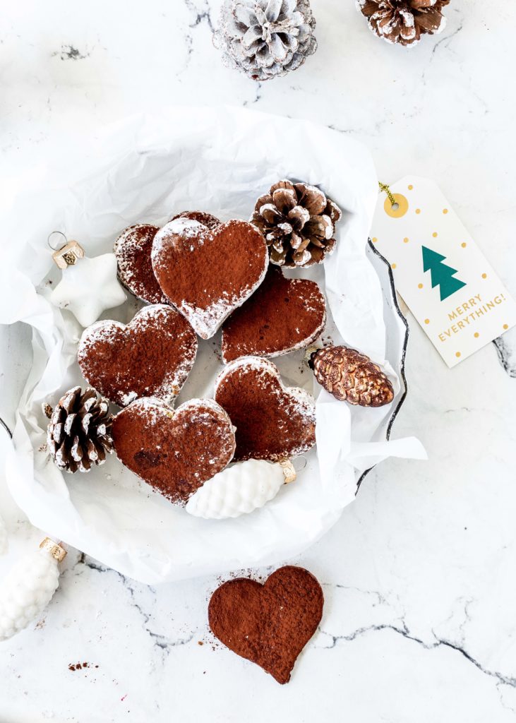 Rezept für Tiramisu Plätzchen Herzen mit Kakao Mascarpone und weißer Schokolade #Lieblingsplätzchen #Weihnachtsbäckerei #christmas #plätzchen backen Weihnachten