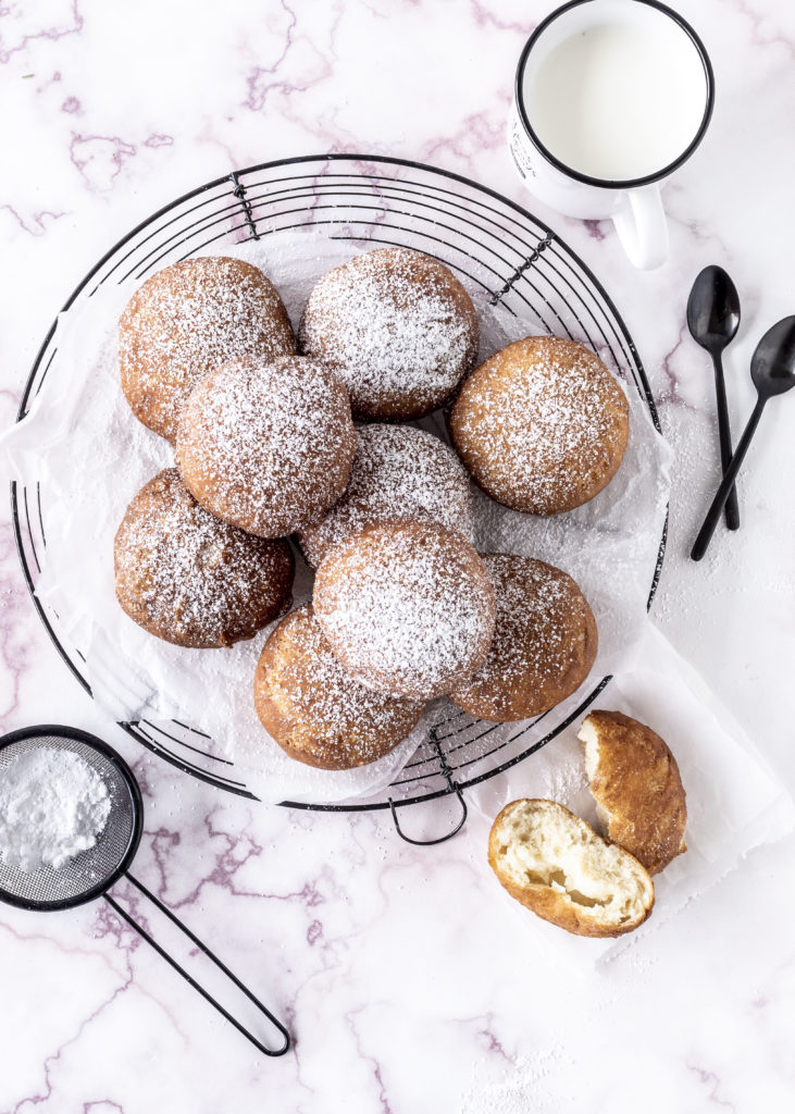 Ein Rezept für Ponchiki - mit Pudding gefüllte Donuts Krapfen Berliner backen Fasching Karneval Silvester Neujahr custard cream doughnuts #donuts #berliner #krapfen #Pudding #karneval #fasching #neujahr | Emma´s Lieblingsstücke