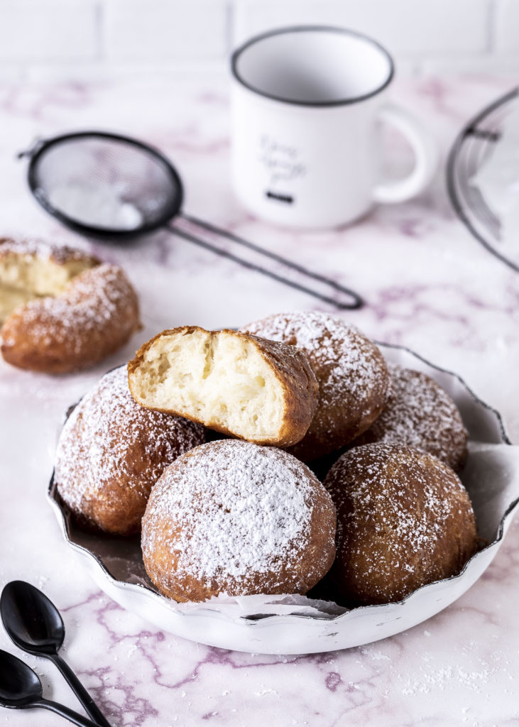 Ein Rezept für Ponchiki - mit Pudding gefüllte Donuts Krapfen Berliner backen Fasching Karneval Silvester Neujahr custard cream doughnuts #donuts #berliner #krapfen #Pudding #karneval #fasching #neujahr | Emma´s Lieblingsstücke