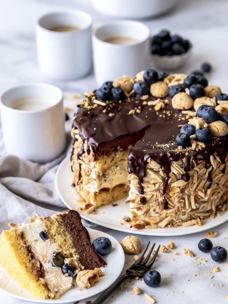 Rezept: Blaubeer Schokomousse Torte mit Eierlikör und Amarettinis Mandelstifte Heidelbeeren Geburtstagstorte backen lecker köstlich #torte #eggnog #eierlikör #cake #birthdaycake dripcake #dripcake | Emma´s Lieblingsstücke