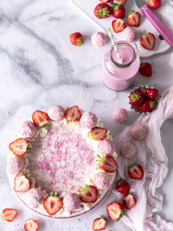 Rezept: Erdbeer Kokos Torte Raffaelo #raffaelo Raffaelotorte backen lecker einfach Biskuit #Erdbeeren #strawberry #torte #cake #Kokos #foodblog #foodphotography #foodsryling #coconut Emma´s Lieblingstücke