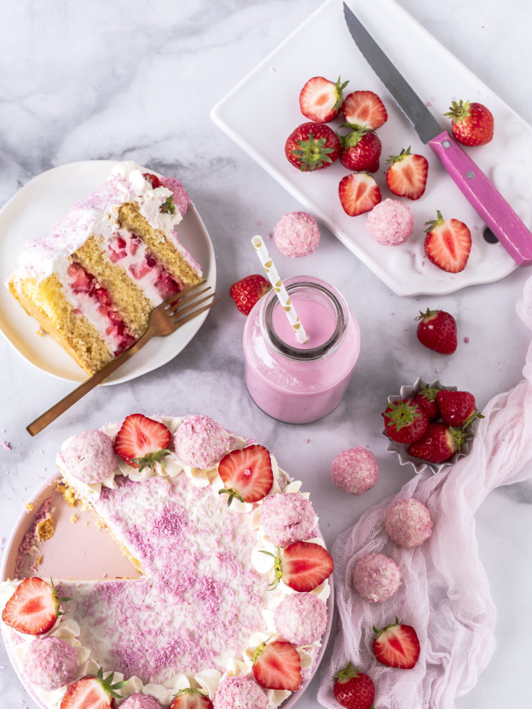 Rezept: Erdbeer Kokos Torte Raffaelo #raffaelo Raffaelotorte backen lecker einfach Biskuit #Erdbeeren #strawberry #torte #cake #Kokos #foodblog #foodphotography #foodsryling #coconut Emma´s Lieblingstücke