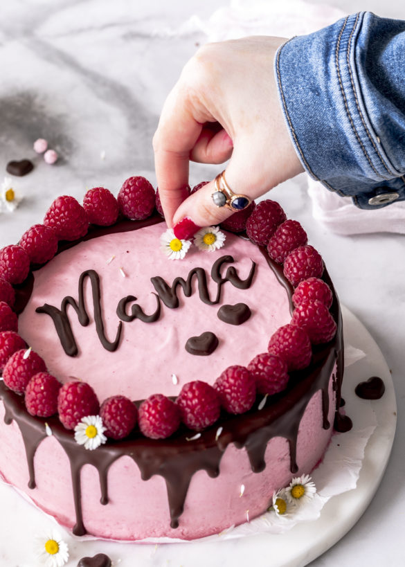 Rezept: Himbeermousse Torte mit Schokolade und Schriftzug zum Muttertag backen Drip Cake Cakelettering #muttertag #cakelettering #dripcake #torte #cake #mothersday #himbeeren | Emma´s Lieblingsstücke