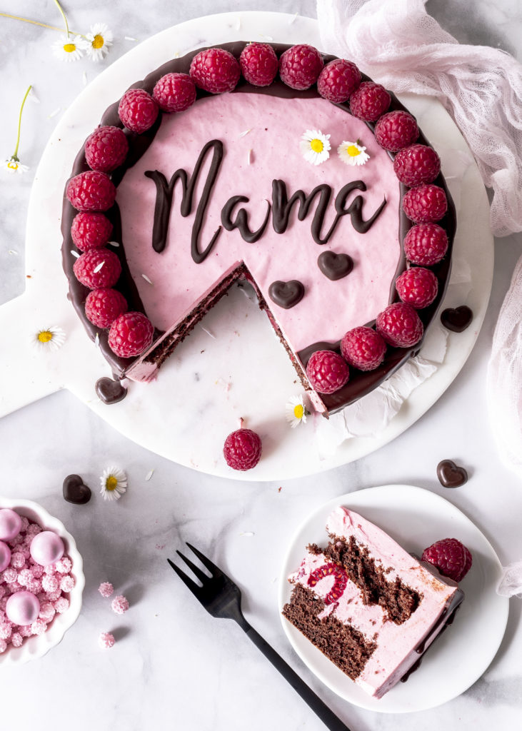 Rezept: Himbeermousse Torte mit Schokolade und Schriftzug zum Muttertag backen Drip Cake Cakelettering #muttertag #cakelettering #dripcake #torte #cake #mothersday #himbeeren | Emma´s Lieblingsstücke