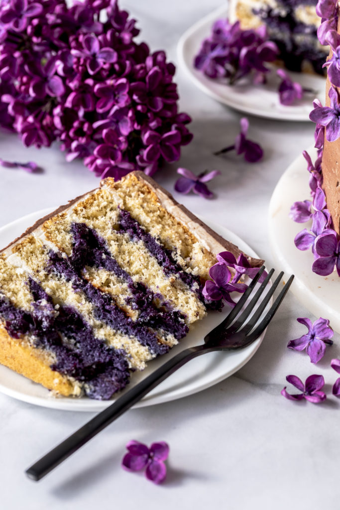 Rezept: Blaubeer Schokoladen Torte mit Heidelbeeren Haselnüssen und Swiss Meringue Buttercreme backen Flieder Deko Törtchen #blueberry #torte #cake #Flieder #Blaubeeren #backen Emma´s Lieblingsstücke