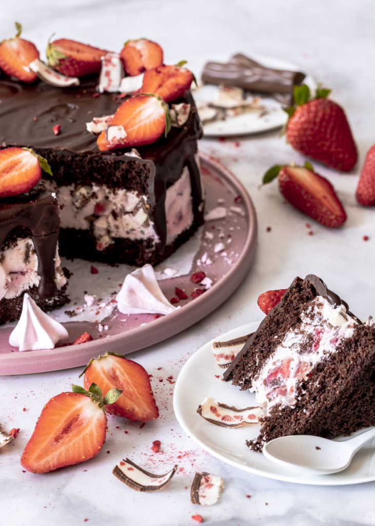 Rezept: Yogurette Erdbeer Schokoladen Herz Torte zum Muttertag backen Herztorte Muttertagstorte #muttertag #herztorte #torte #cake #mothersday #yogurette #strawberries | Emma´s Lieblingsstücke