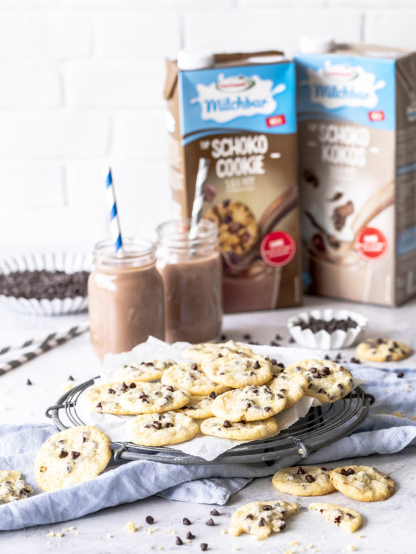 Werbung - Rezept für ein Chocolate Chip Cookie Törtchen mit Cookie Deko und Schokoladen Drip. Torte Drip Cake Cookies backen #dripcakes #cookies #torte #chocolatechip | Emma´s Lieblingsstücke