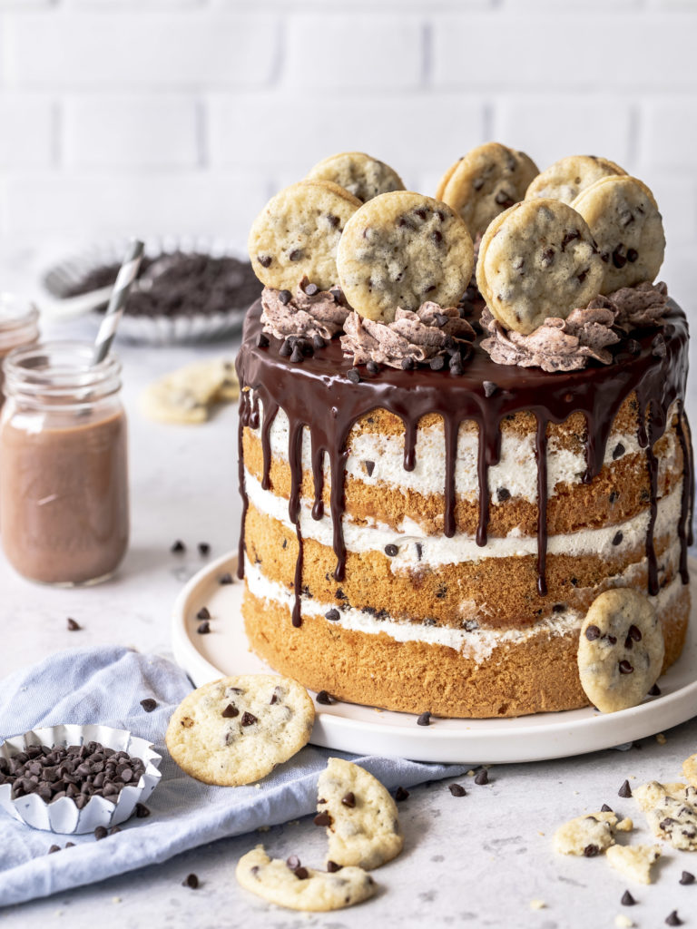 Werbung - Rezept für ein Chocolate Chip Cookie Törtchen mit Cookie Deko und Schokoladen Drip. Torte Drip Cake Cookies backen #dripcakes #cookies #torte #chocolatechip | Emma´s Lieblingsstücke