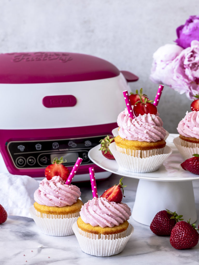 Werbung - Einfaches Rezept für fluffige Erdbeer Limo Cupcakes mit der Cake Factory von Tefal #mycakefactory #cupcakes #backen #erdbeeren Fanta-Cupcakes #strawberry lecker einfach | Emma´s Lieblingsstücke