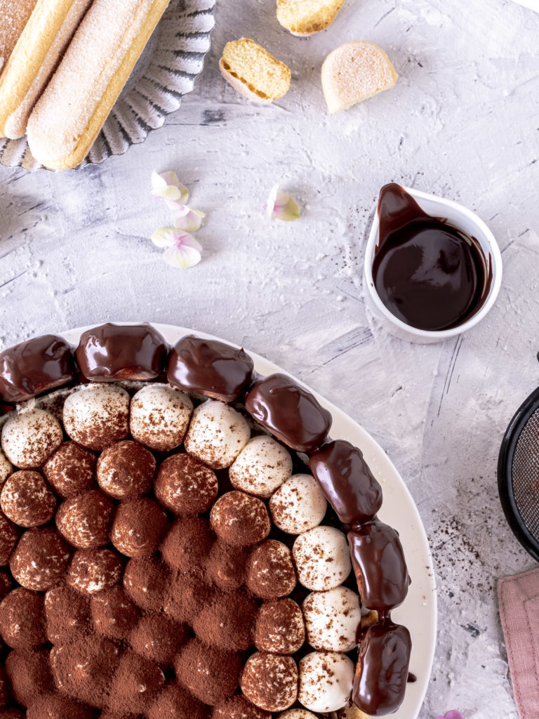 Schokoladen Tiramisu Charlotte Torten Rezept backen mit Kaffee, Löffelbiskuits und Schoko Drip #torte #schokolade #chocolate #backen #dripcake ? Emma´s Lieblingsstücke