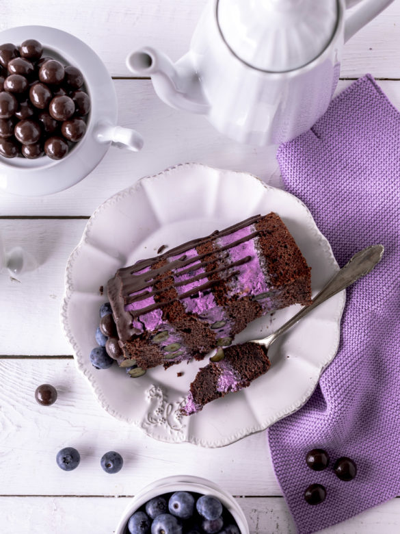 Blaubeer Schoko Layer Cake mit Schokoladen, Heidelbeeren und Schoko Drip backen Emmas Lieblingsstücke