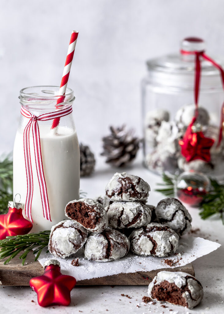 Chocolate Crackle Cookies. Schoko Schneebälle backen. Plätzchen. Weihnachten. backen. Schokolade. Emmas Lieblingsstücke