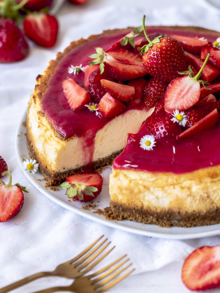 Rezept: Erdbeer Käsekuchen mit Keksboden backen Einfach lecker schnell gemacht Cheesecake #cheesecake #erdbeeren #backen #Käsekuchen foodblog foodblogger food Photograph | Emma´s Lieblingsstücke